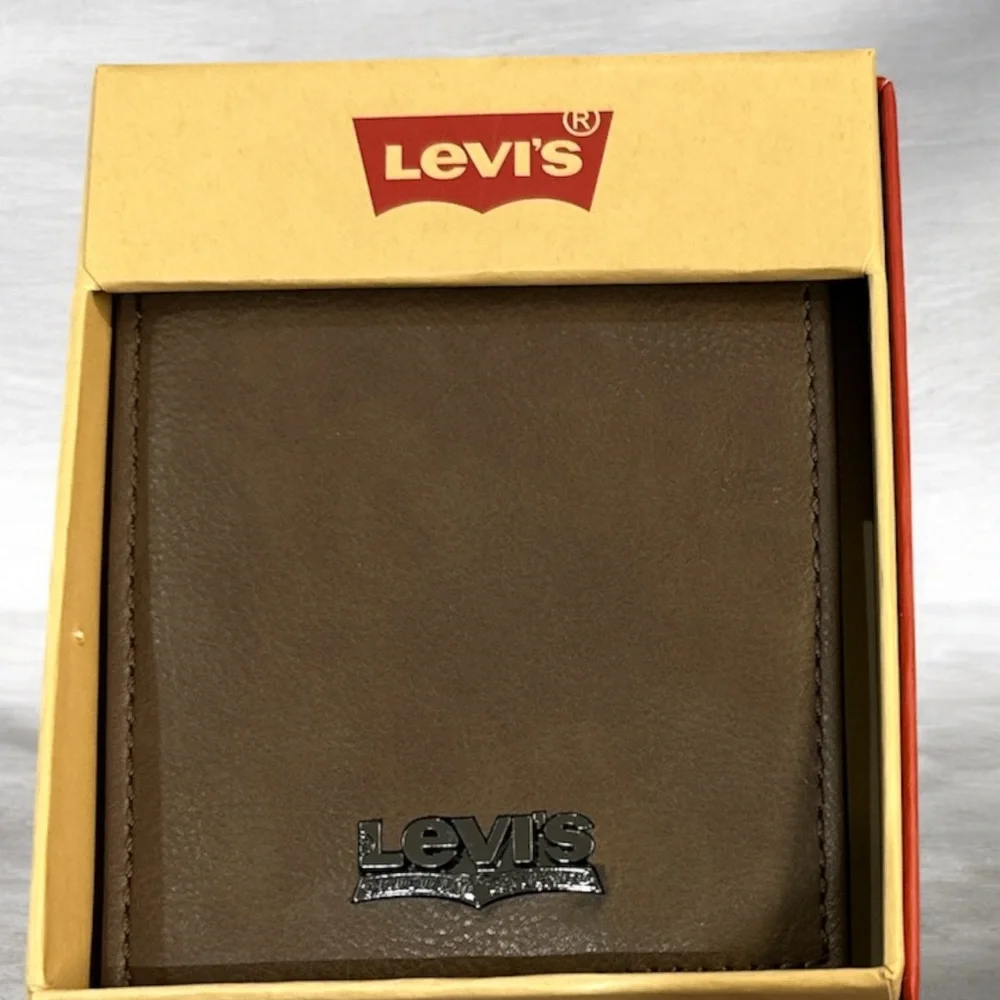 Levi's Tan Leather Wallet with Metallic Logo